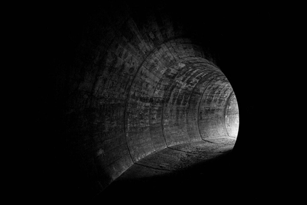 Czarno-białe zdjęcie tunelu w Dolinie Chłapowskiej, ukazujące symetryczne sklepienia i grę światła | fot. Marcin Skrobisz
