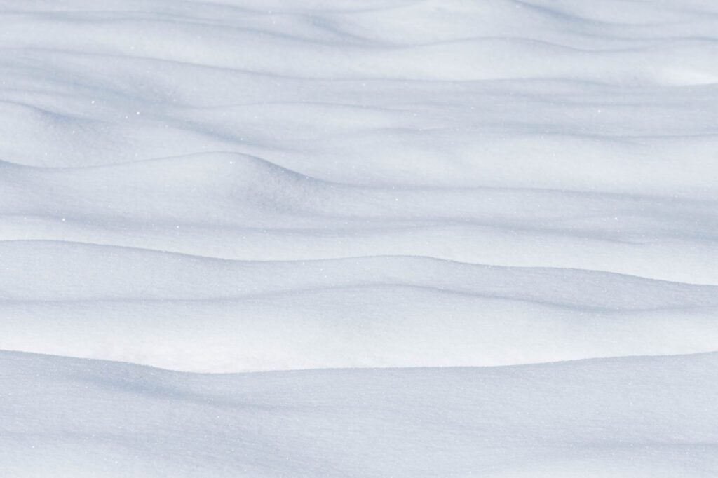 Śnieg uformowany w subtelne fale przez wiatr – naturalna faktura zimowego krajobrazu | fot. Marcin Skrobisz